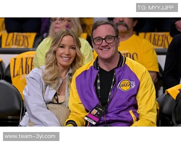 杰西巴斯直言在湖人队遭遇敌意感受后妈身份的压力与挑战