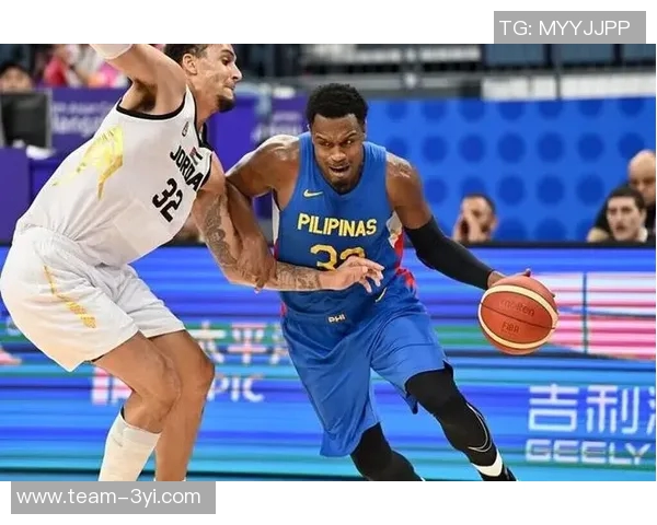 布克首节表现亮眼5投3中贡献6分3篮板2助攻1抢断但也有2次失误