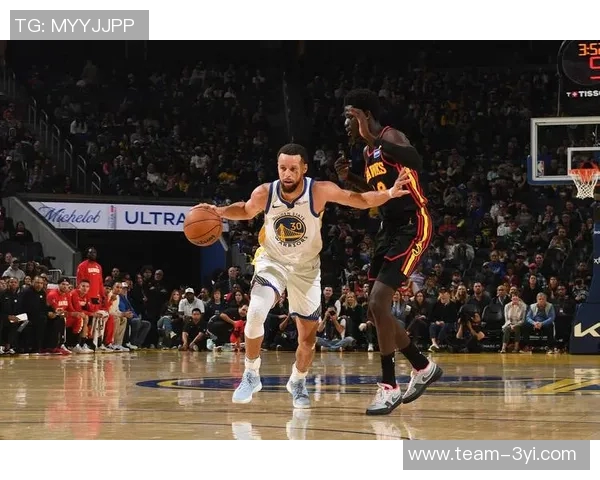 勇士开局强势发力巴特勒拼劲扑抢助攻库里三分轰炸老鹰