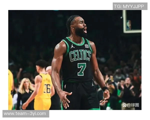 杰伦布朗上半场状态回暖8投4中贡献13分4篮板4助攻表现全面